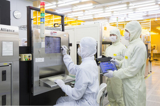 일본 수출규제 이후 소재·부품·장비 기술 자립의 중요성이 커지면서 나노종합기술원 연구진들이 팹 시설에서 첨단 소재 개발을 위한 실험을 진행하고 있다.  나노종합기술원 제공